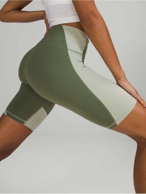 Lululemon Nulu Colour Block High-
Rise Short 8" in Green Twill / Green Fern